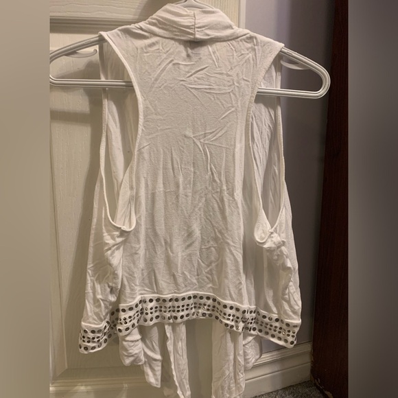 Dynamite || White sleeveless shrug - Picture 3 of 4